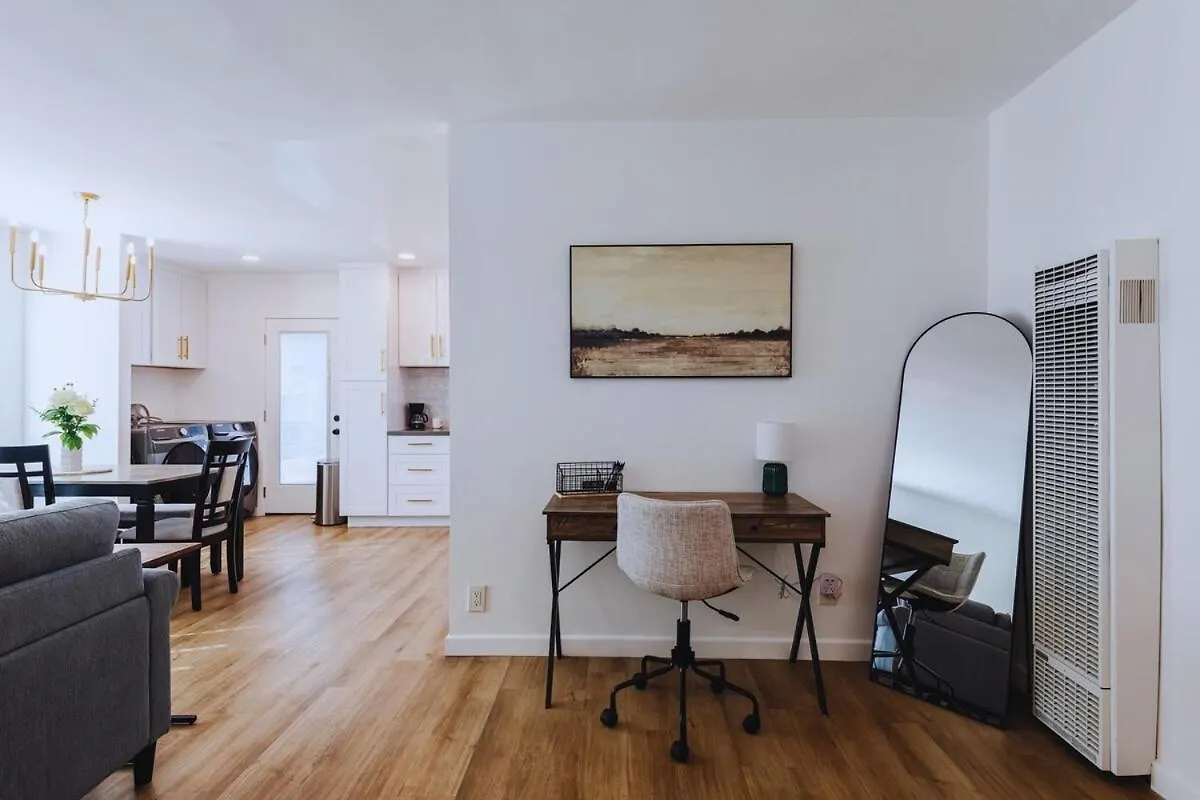Cozy Modern 3 Bed 1 Bath Home - Pet Friendly! Lawndale Holiday home