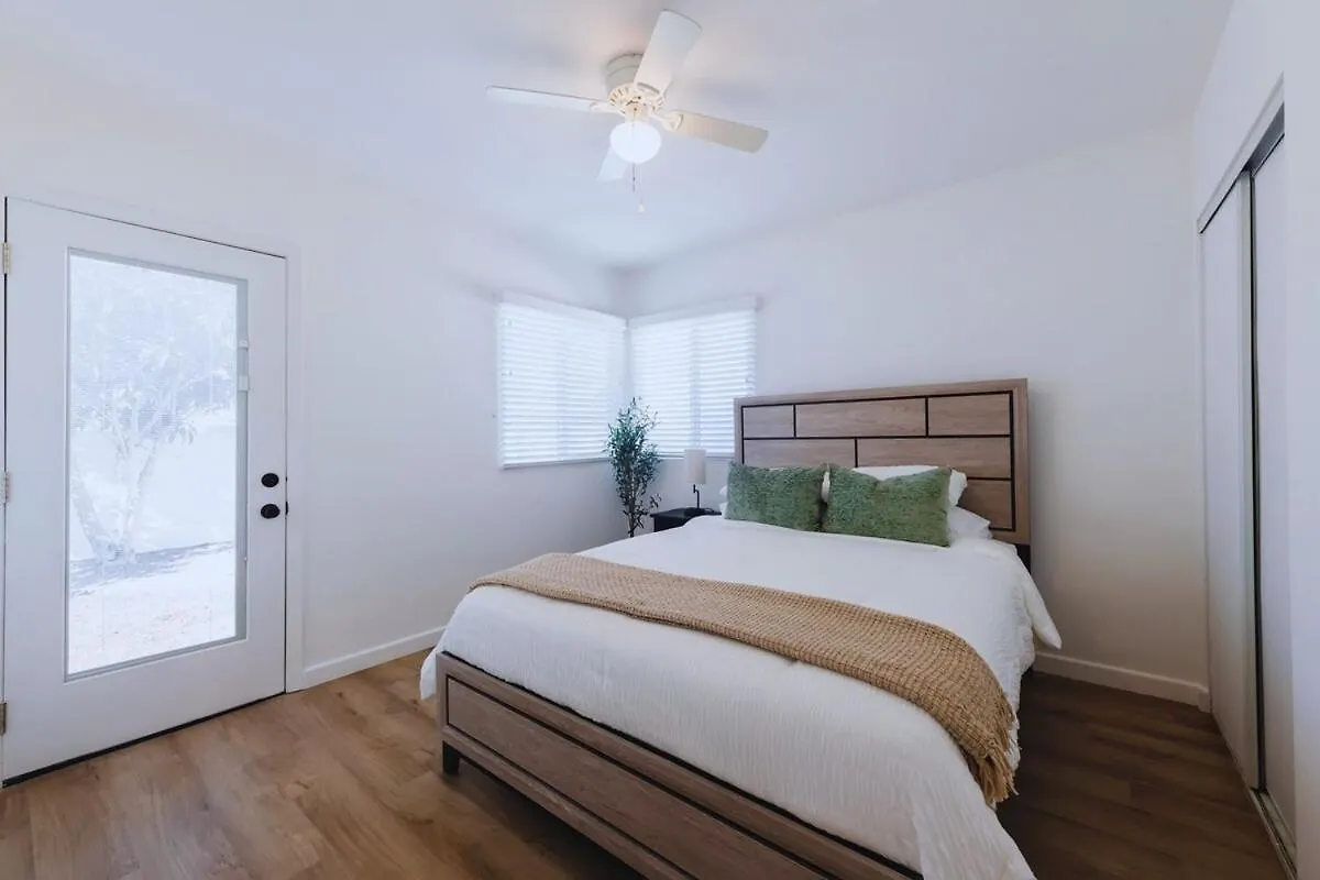 Cozy Modern 3 Bed 1 Bath Home - Pet Friendly! Lawndale