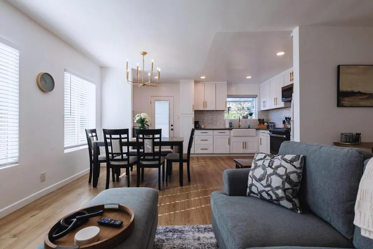 Holiday home Cozy Modern 3 Bed 1 Bath Home - Pet Friendly! Lawndale United States