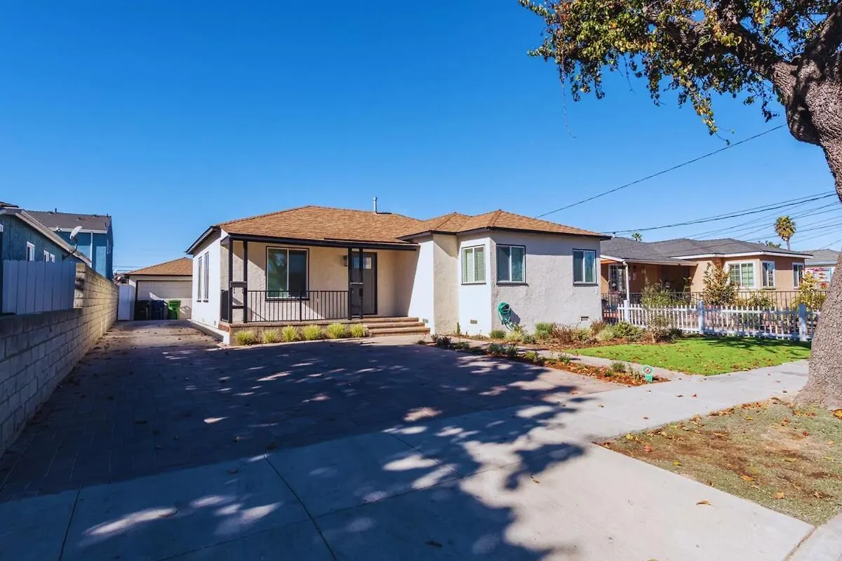 Cozy Modern 3 Bed 1 Bath Home - Pet Friendly! Lawndale