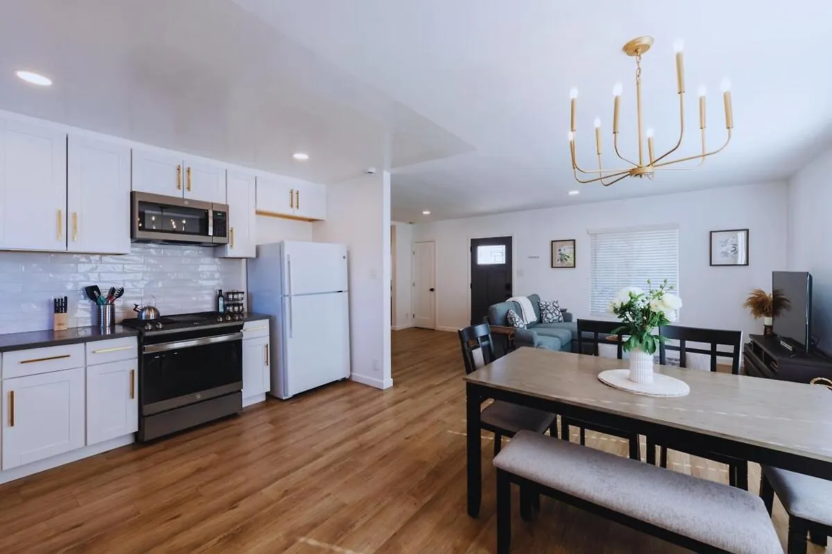 Cozy Modern 3 Bed 1 Bath Home - Pet Friendly! Lawndale Holiday home