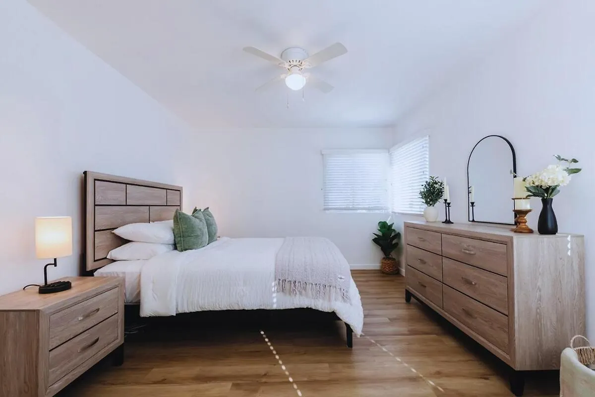 Cozy Modern 3 Bed 1 Bath Home - Pet Friendly! Lawndale Holiday home