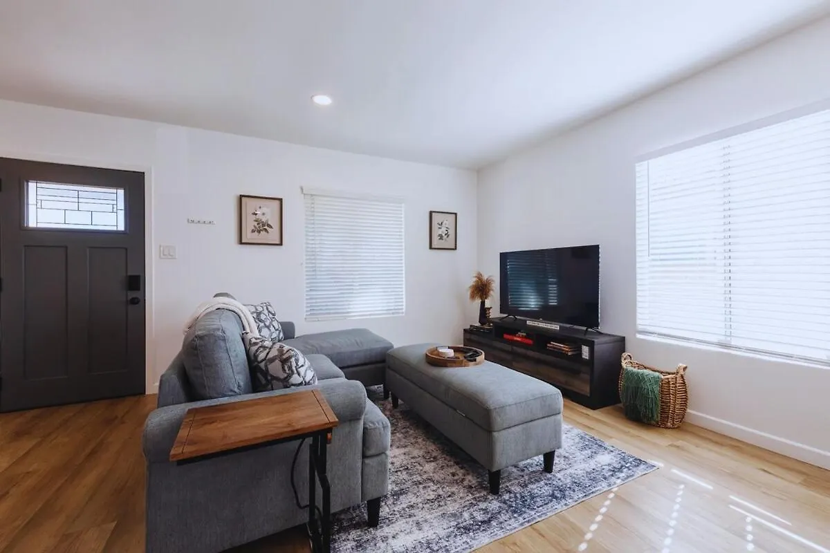Cozy Modern 3 Bed 1 Bath Home - Pet Friendly! Lawndale