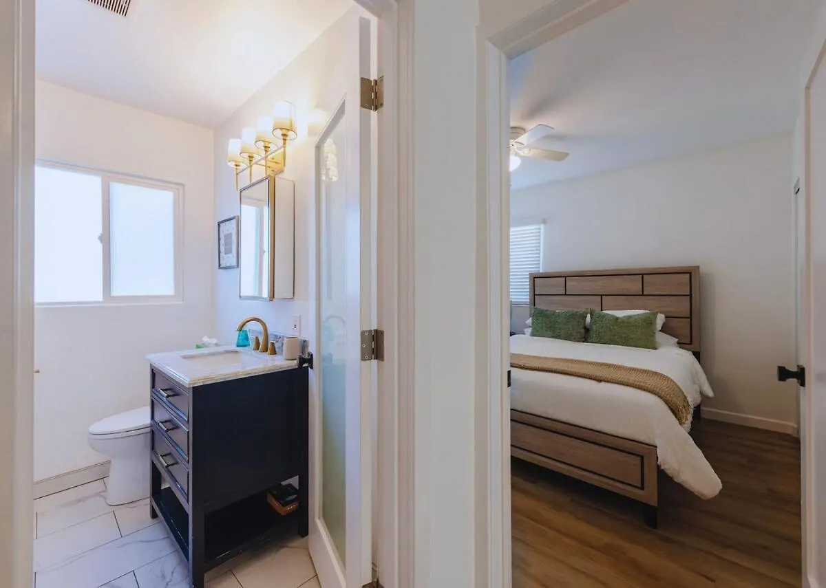 Cozy Modern 3 Bed 1 Bath Home - Pet Friendly! Lawndale
