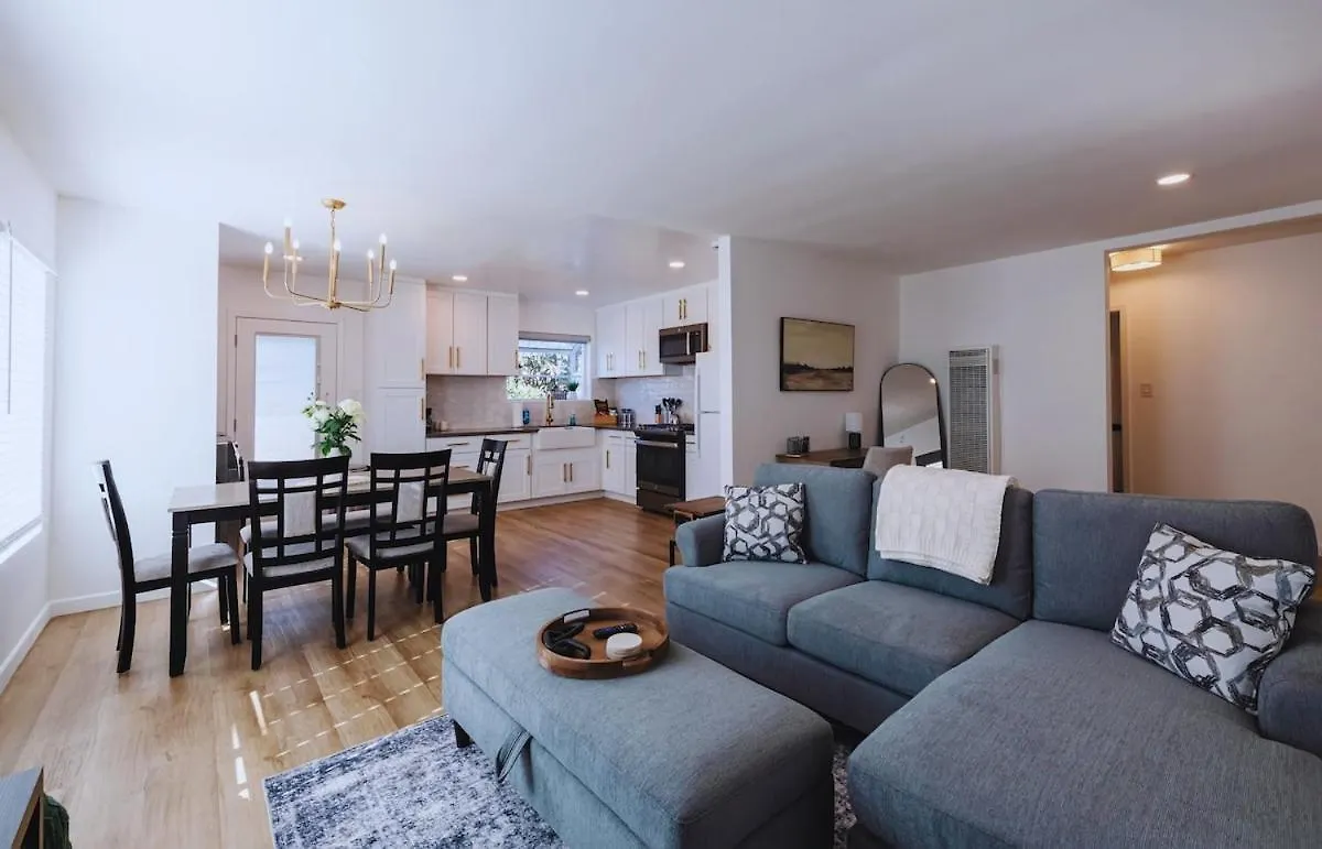 Cozy Modern 3 Bed 1 Bath Home - Pet Friendly! Lawndale